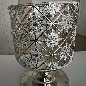Bath & Body Works Snowflake Pedestal 3-wick Candle Holder-NWT
